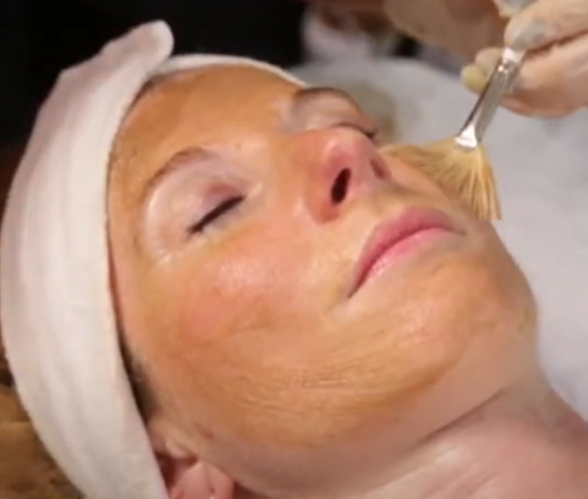 Tiefenreinigung Gesichtsbehandlung Stuttgart – klassische Reinigung und Pflege im House of Glam