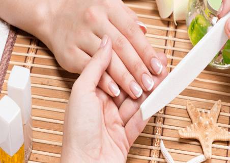 Manik&uuml;re Behandlung im Studio in Stuttgart Mitte f&uuml;r gepflegte H&auml;nde