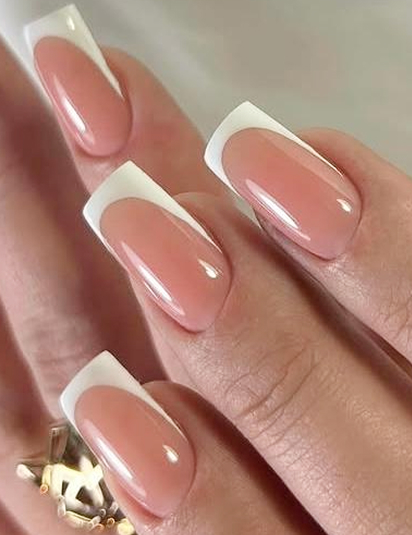 Klassische French Nägel im Nagelstudio Stuttgart Mitte