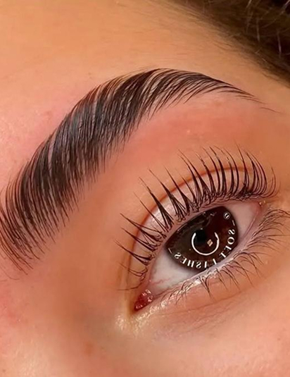 Schönes Ergebnis nach Wimpern- und Augenbrauen Lifting in Stuttgart